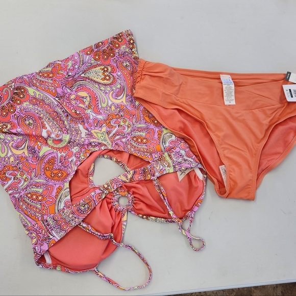 Jessica Simpson tanking with NWT bottoms. - Picture 2 of 5